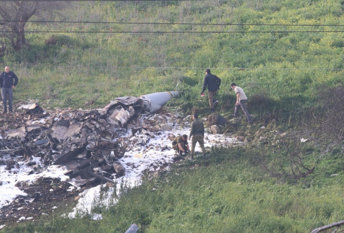 Появились фото и видео со сбитым израильским истребителем