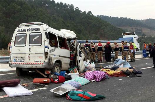 В Турции при ДТП с микроавтобусом погибли не менее восьми человек