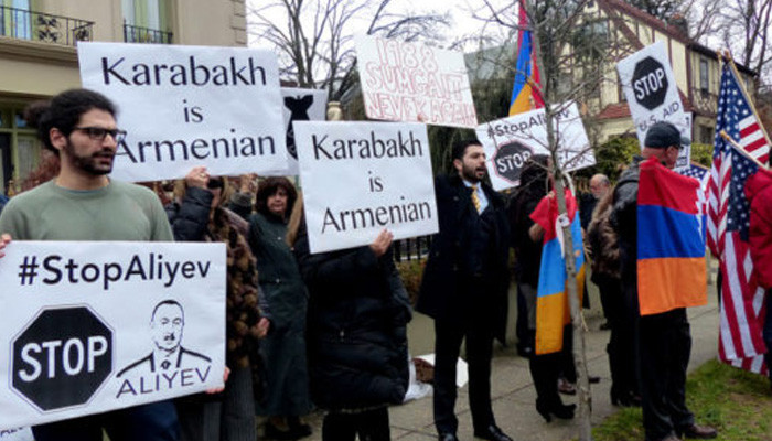 Հայերը Վաշինգթոնում Ադրբեջանի դեսպանատան դիմաց բողոքի ցույց են անցկացրել