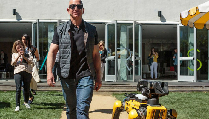 Աշխարհի ամենահարուստ մարդը զբոսանքի է դուրս եկել իր ռոբոտ-շան հետ