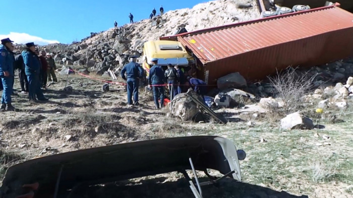 Արմավիր-Գյումրի ճանապարհին բեռնատար է շրջվել. վարորդը տեղում մահացել է