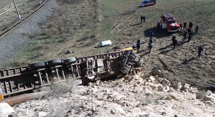 Արմավիր-Գյումրի ճանապարհին բեռնատար է շրջվել. վարորդը տեղում մահացել է