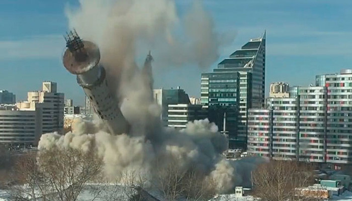 Взрыв и обрушение: снос телебашни в Екатеринбурге на видео очевидцев
