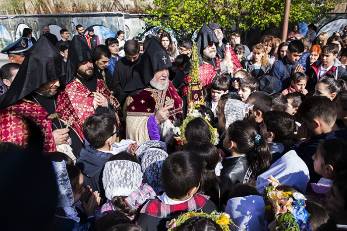 Կաթողիկոսն օրհնեց Մայր Աթոռում համախմբված հարյուրավոր մանուկներին