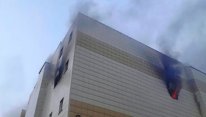 Люди прыгают из окон горящего торгового центра в Кемерове 