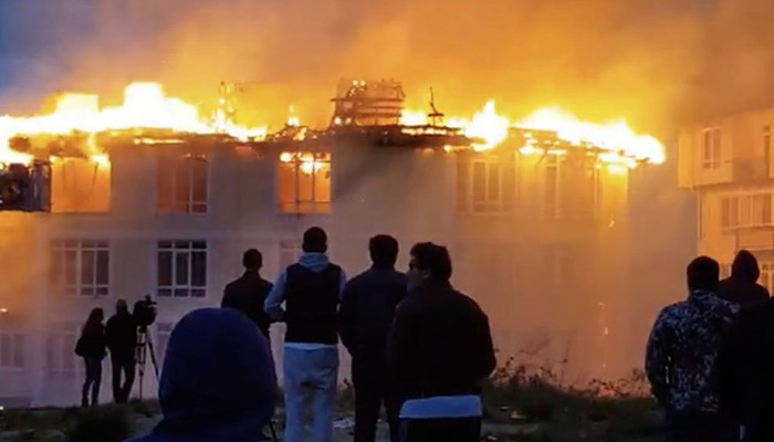 Пятиэтажный дом эвакуируют из-за пожара в центре Сочи