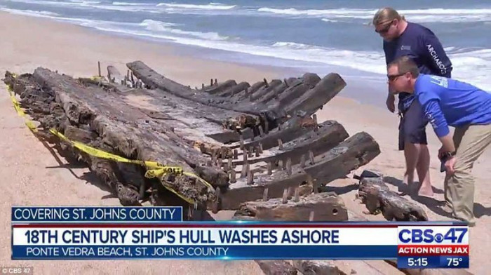 На пляж во Флориде вынесло обломки старинного корабля