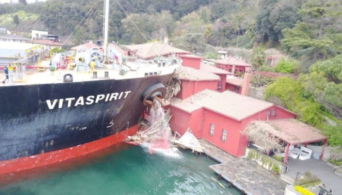 Ship crashes into Million Dollar Waterfront Mansion in Istanbul's Bosphorus Caught on Cameras !