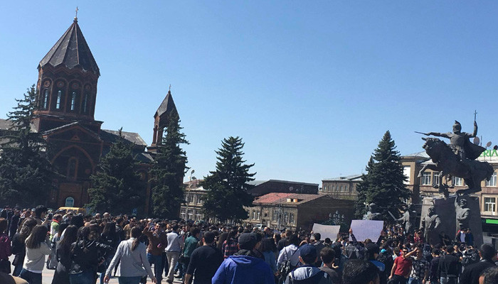 Գյումրիում ցույցի են դուրս եկել ուսանողներն ու աշակերտները