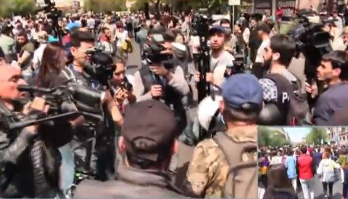 Բազմահազարանոց ցույցի մասնակիցների երթը Երևանում. ուղիղ միացում