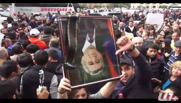 Սերժ Սարգսյանի նկարը գլխիվայր պարզած՝ ցուցարարները Կառավարության մոտ են