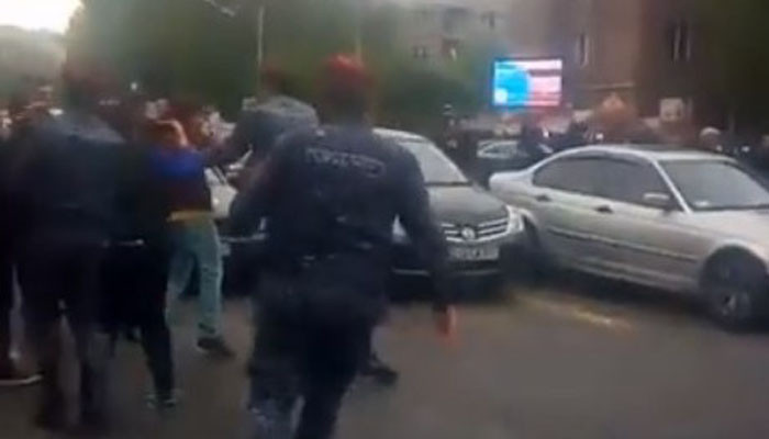 Կարմիր բերետավորները բերման են ենթարկում Տերյան փողոցը փակած քաղաքացիներին (տեսանյութ)