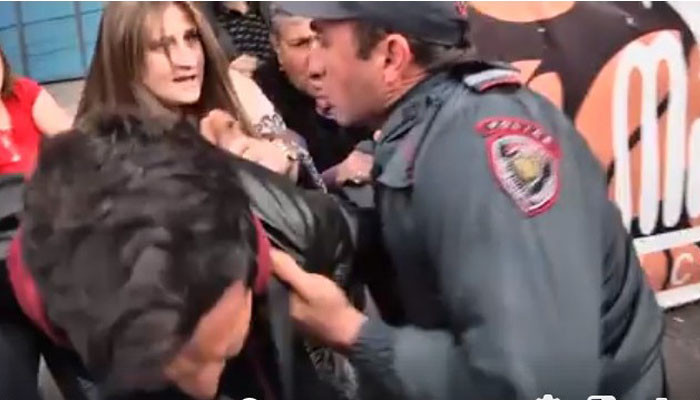 «Հո թշնամի՞ չեք». ոստիկանները Մանկավարժականի մոտից բռնի ուժով բերման ենթարկեցին ցուցարարներին (տեսանյութ)