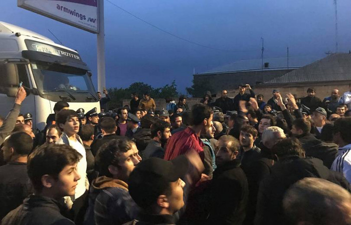 Քաղաքացիներն ամբողջությամբ փակել են Երևան-Էջմիածին և «Զվարթնոց» օդանավակայանի ճանապարհը