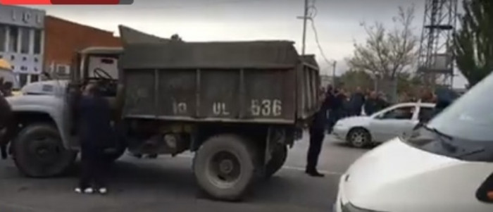 «Լավ եմ անում փակում եմ». Շմայսը բեռնատարներով փակում է Էջմիածին-Երևան ճանապարհը