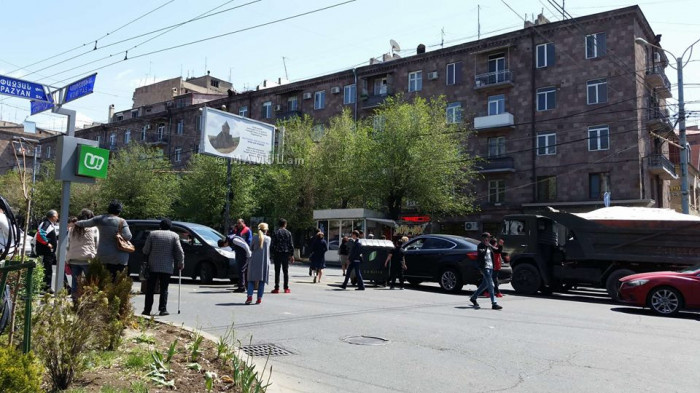 Դպրոցականներն ու քաղաքացիները փակել են Կոմիտաս-Փափազյան խաչմերուկը