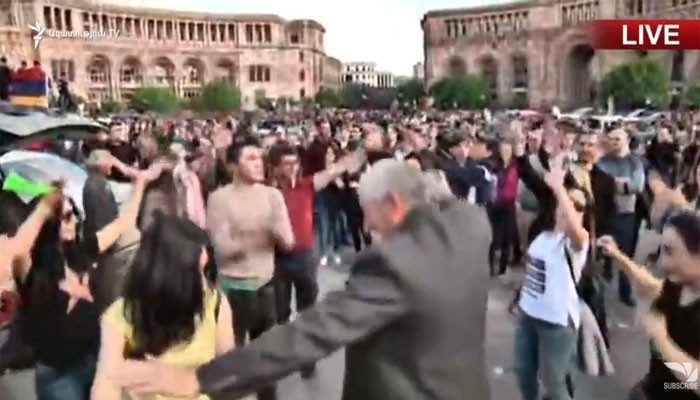 Հանրապետության Հրապարակում մարդիկ երգում ու պարում են. ուղիղ