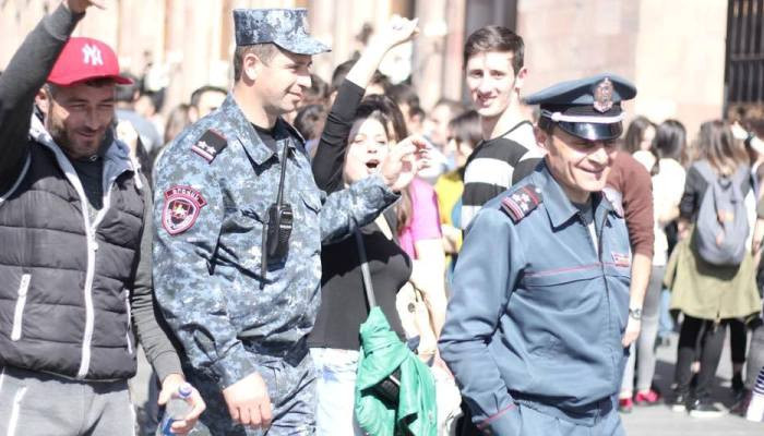 Ինչպես ոստիկաններն ընդունեցին Սերժ Սարգսյանի հրաժարականը
