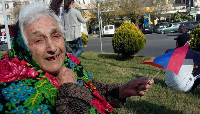 89-ամյա տատիկը պարում է ցնծացող ժողովրդի հետ ու պատառոտում Սերժ Սարգսյանի նկարը