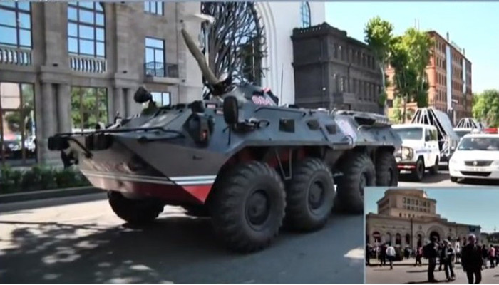 Ոստիկանությունը ռազմական տեխնիկա է կենտրոնացրել Վազգեն Սարգսյան, Մելիք Ադամյան փողոցներում