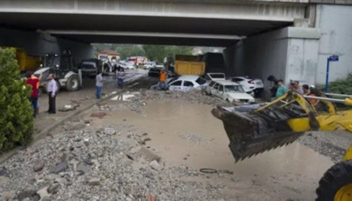 В Анкаре вода сносит машины и затапливает дома