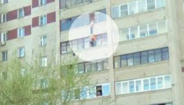 В Кирове маленький мальчик провисел 25 минут на балконе, пока его не спасли