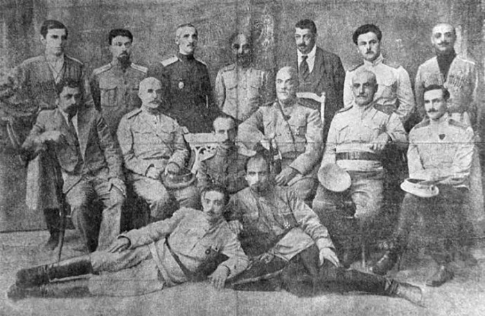 Հայկական զորքերի հրամանատարական կազմը. մեջտեղի շարքում ձախից աջ՝ Դրաստամատ Կանայան, Մովսես Սիլիկյան, Թոսմաս Նազարբեկյան, Դանիել-Բեկ Փիրումյան