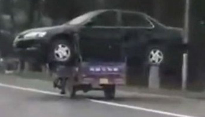 Չինացին մեքենան տեղափոխել է մոտոցիկլետի վրա կապած