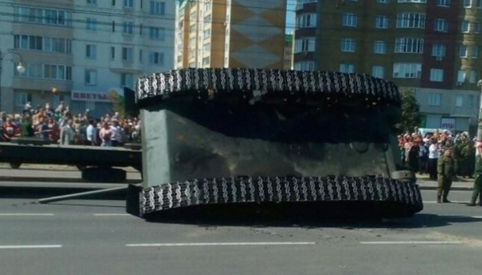 В Курске после парада перевернулся танк Т-34