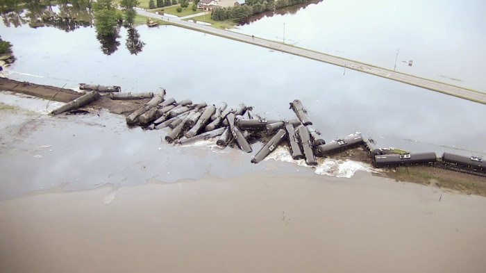 ԱՄՆ-ում բեռնատար գնացքն ընկել է գետը
