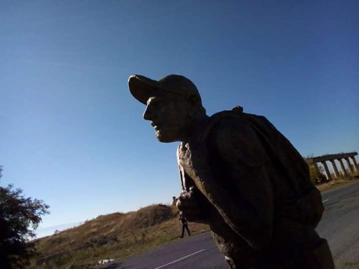 «Իմ քայլը» արձանը՝ Վանաձոր-Գյումրի ավտոճանապարհին