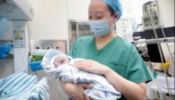 Woman gives birth to twin sons 10 years apart