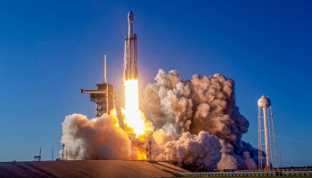 SpaceX запустила на орбиту ракету Falcon Heavy со спутником массой более 6 тонн