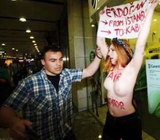 Sabiha Gökçen'de Erdoğan karşıtı FEMEN eylemi