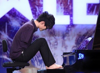 Участник шоу талантов, не имеющий обеих рук, виртуозно играет на фортепиано... ногами