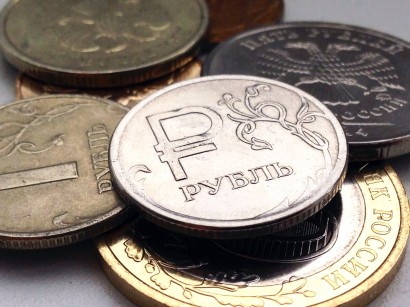 Рубль на открытии торгов падает к евро и доллару