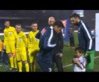 Fransa Ligue 1'de zirveyi yakından ilgilendiren mücadelede Lyon ile Paris Saint Germain 1 - 1 berabere kaldı. Maça, Paris Saint Germain'in Brezilyalı oyuncusu Thiago Silva'nın seremoni sırasında üşüyen küçük çocuğa eşofmanını vermesi damga vurdu.