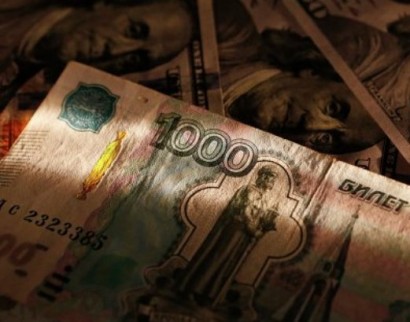 Рубль незначительно снижается к доллару и растет к евро
