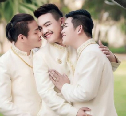 Trio of gay men get married in ‘world first’