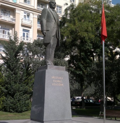 Atatürk heykeline izin vermediler!