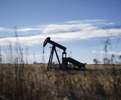 U.S. oil rises, Brent pares losses on Iran news