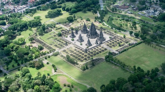 Можно оценить исторические места в новом ракурсе. Храм Прамбанан, Индонезия.