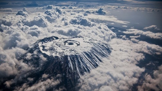 Узнать, как выглядит макушка горы Килиманджаро.