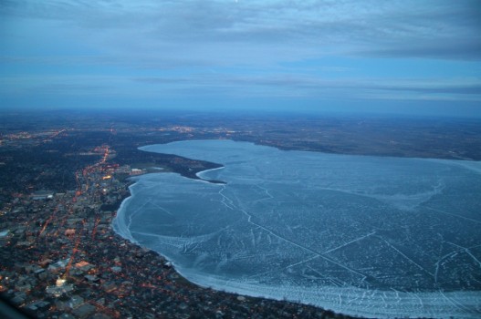 Замерзшее озеро с высоты похоже на покрытую льдом лужу. Вся разница лишь в масштабах — заставляет задуматься.
