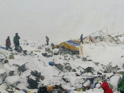 Everest Dağı’nda çığ düşmesi sonucu 65 kişi hayatını kaybetti
