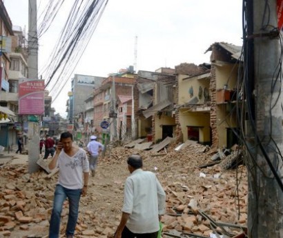 Nepal earthquake: death toll approaches 2,000 as rescue attempts continue – rolling report