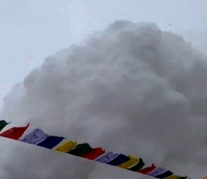 Результаты поиска В Сеть попало видео схода с Эвереста лавины