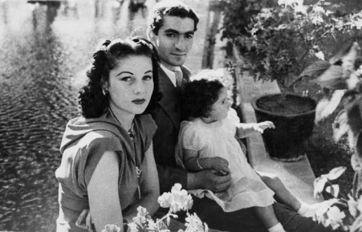 Шах Мохаммед Реза Пехлеви, его жена и маленькая принцесса Шахназ, Тегеран, Иран, 1942 год.