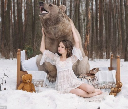 Фотосессия российских моделей, обнимающихся с медведем, шокировала Европу