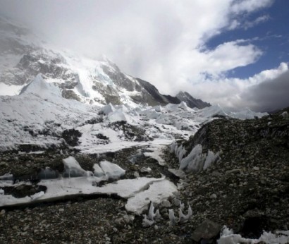 Another strong earthquake hits Nepal, close to Everest